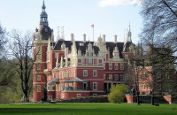 Neues Schloss im Fürst-Pückler-Park | Wikipedia Guido Springer Neues Schloss im Fürst-Pückler-Park | Wikipedia Guido Springer