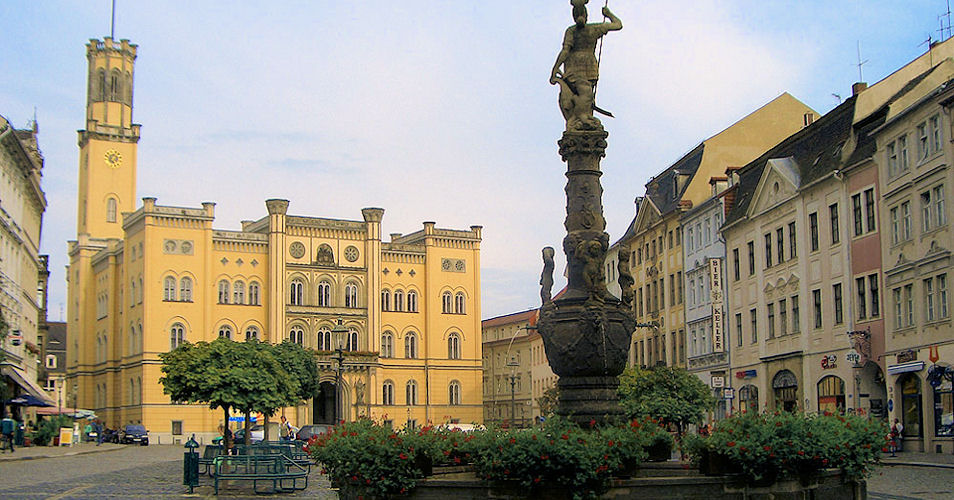 „Zittau-rathaus“ von Michael Kreibohm - Eigenes Werk. Lizenziert unter CC BY-SA 3.0 über Wikimedia Commons - http://commons.wikimedia.org/wiki/File:Zittau-rathaus.jpg#mediaviewer/File:Zittau-rathaus.jpg