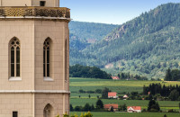 Blick entlang der Johanniskirche zur Burgruine Oybin Foto: Thomas Glaubitz Blick entlang der Johanniskirche zur Burgruine Oybin Foto: Thomas Glaubitz